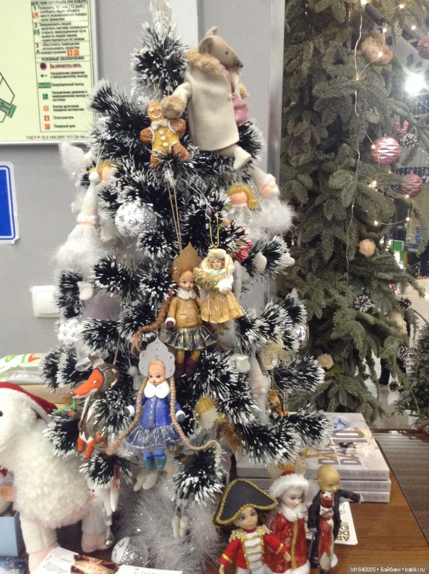 Волшебный мир Рождественских подарков на выставке "Царская кукла"