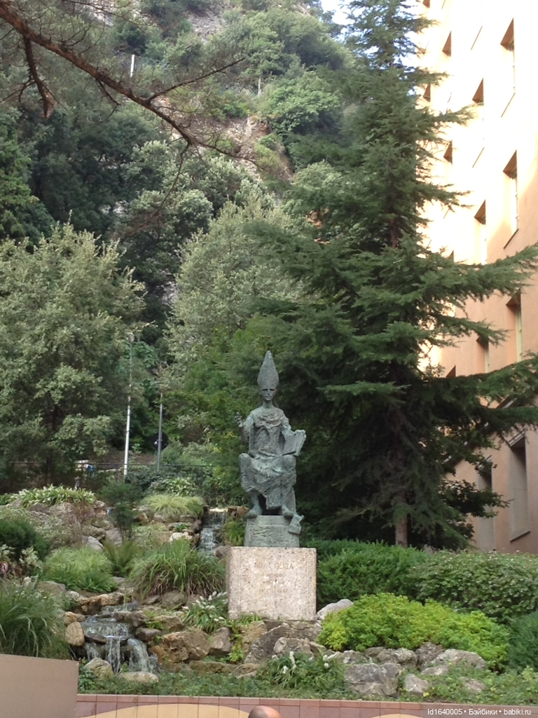 Бенедиктинский монастырь Монсеррат в Испании. Чёрная Мадонна - покровительница Каталонии (фото 4)