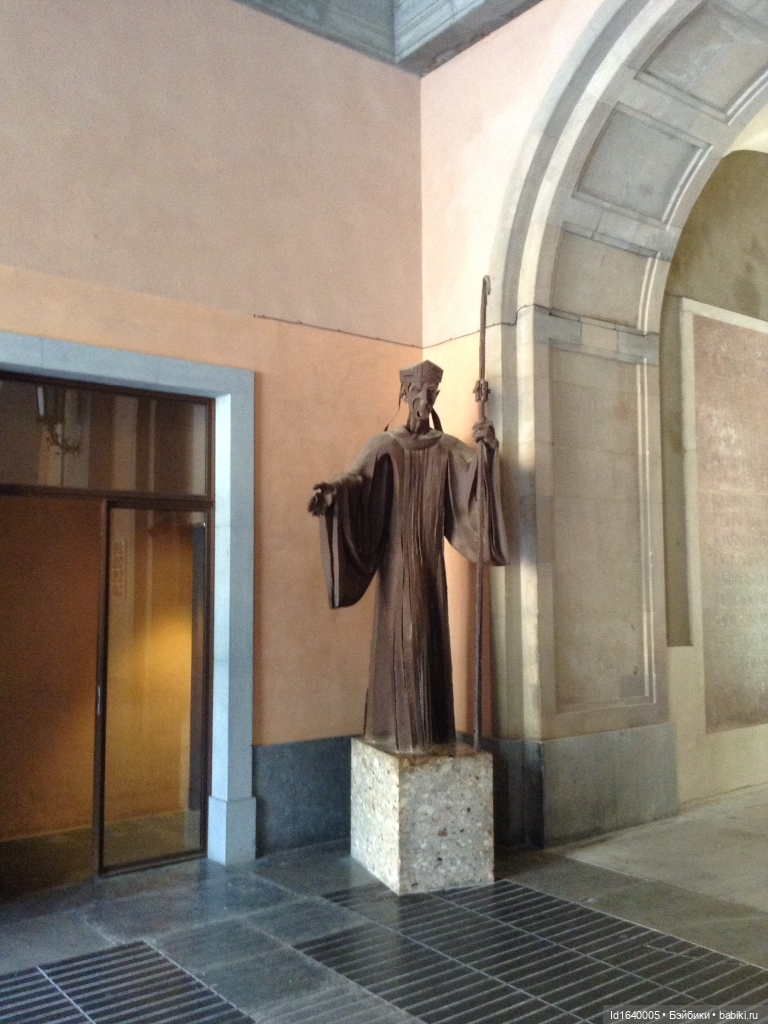 Бенедиктинский монастырь Монсеррат в Испании. Чёрная Мадонна - покровительница Каталонии