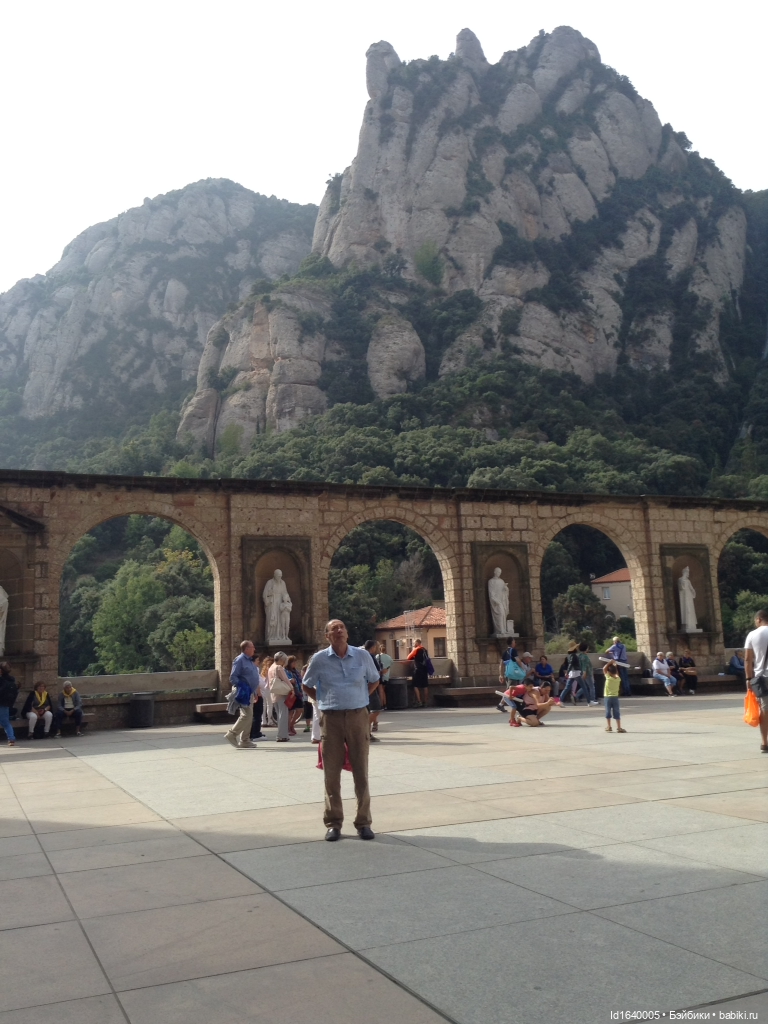 Бенедиктинский монастырь Монсеррат в Испании. Чёрная Мадонна - покровительница Каталонии (фото 9)