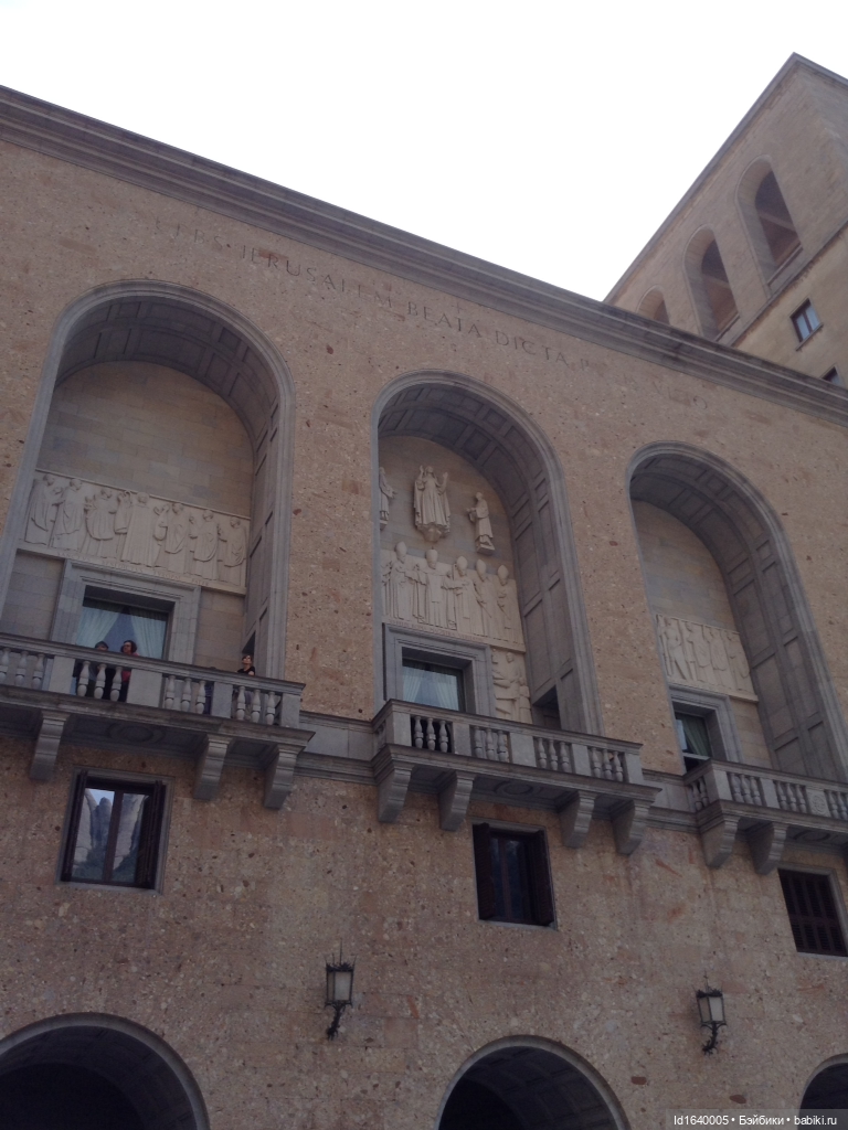 Бенедиктинский монастырь Монсеррат в Испании. Чёрная Мадонна - покровительница Каталонии