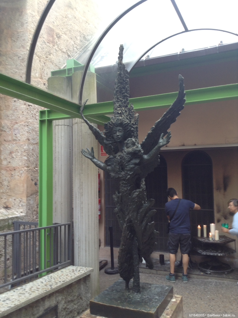 Бенедиктинский монастырь Монсеррат в Испании. Чёрная Мадонна - покровительница Каталонии