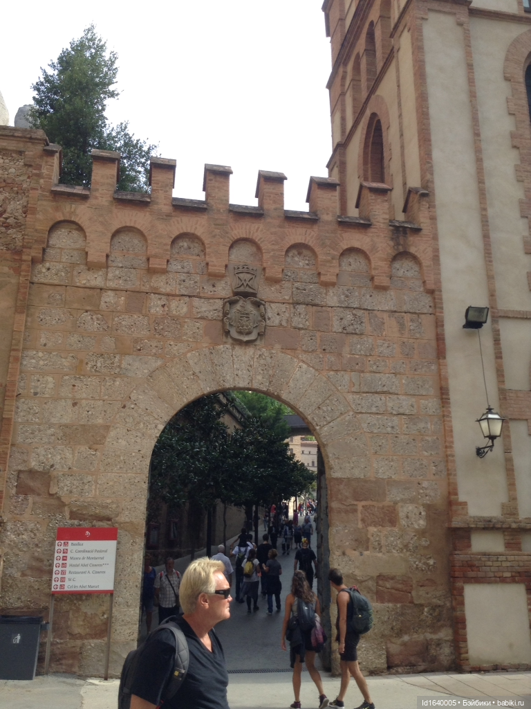 Бенедиктинский монастырь Монсеррат в Испании. Чёрная Мадонна - покровительница Каталонии (фото 5)