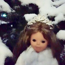 Шла девочка по снегу