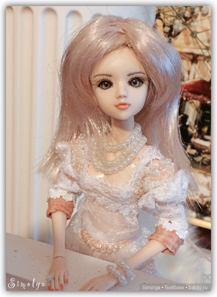 Девочка вроде и робкая, но характер иногда показывает :)