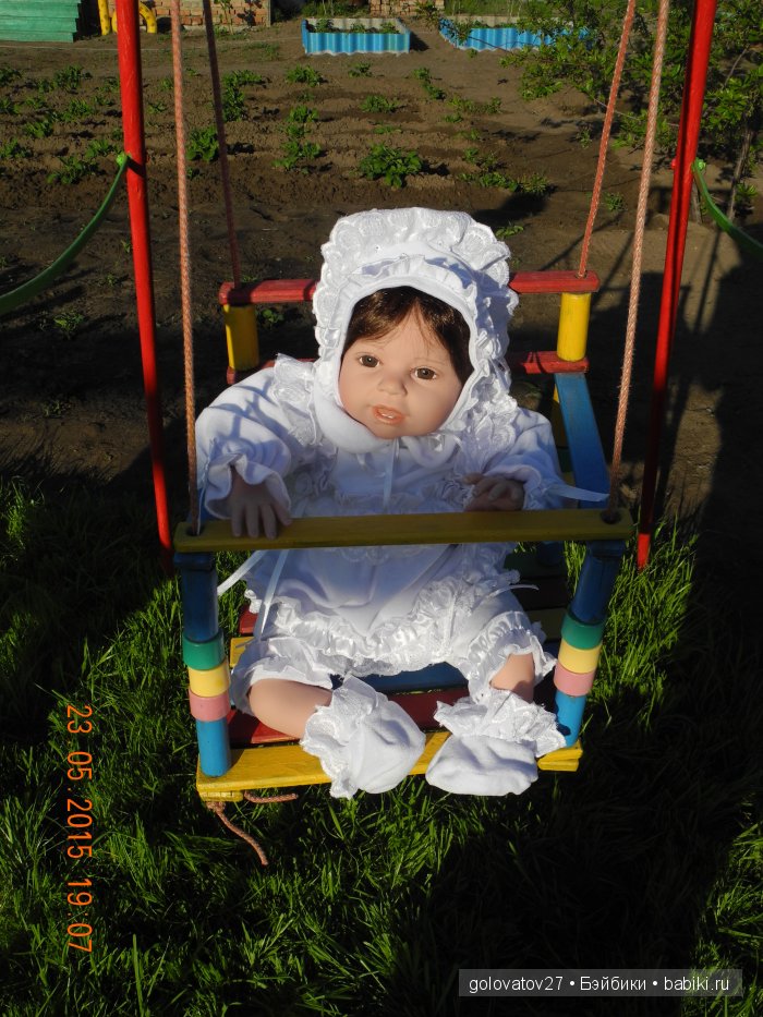 Камилла на качелях