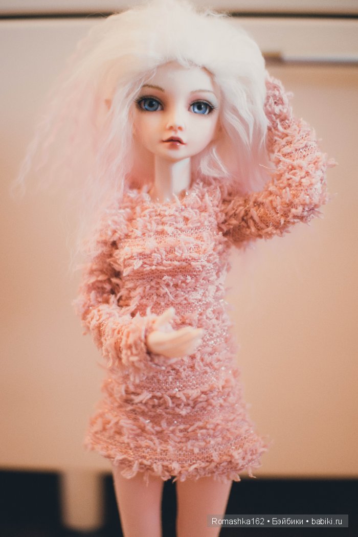 Примерили парик из ламы.Тут явно требуется доработка прически)