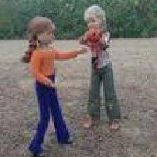 Девчата играют в мячик