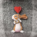 Брошь зайка