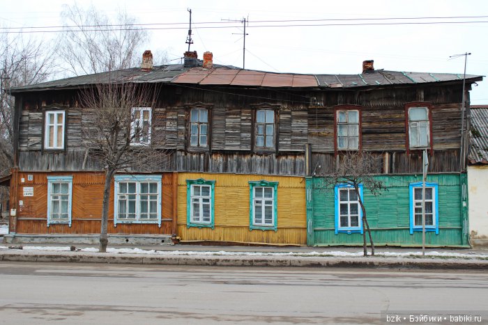 вот такой вот яркий "динозавр" украшал одну из старинных улиц, в прошлом году мы его утратили