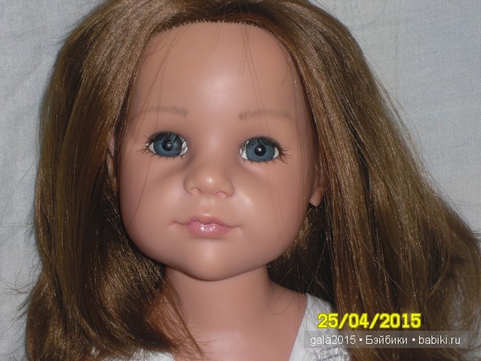 Челка зачесана