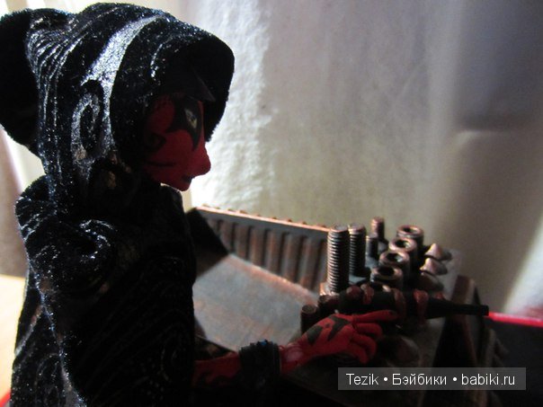 Ситх. Звездная пыль на плечах воительницы. Авторская кукла из ткани (фото 2)