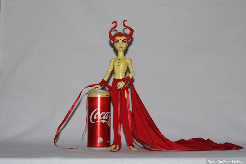 Бестрезен и банка Coca-Cola vanilla