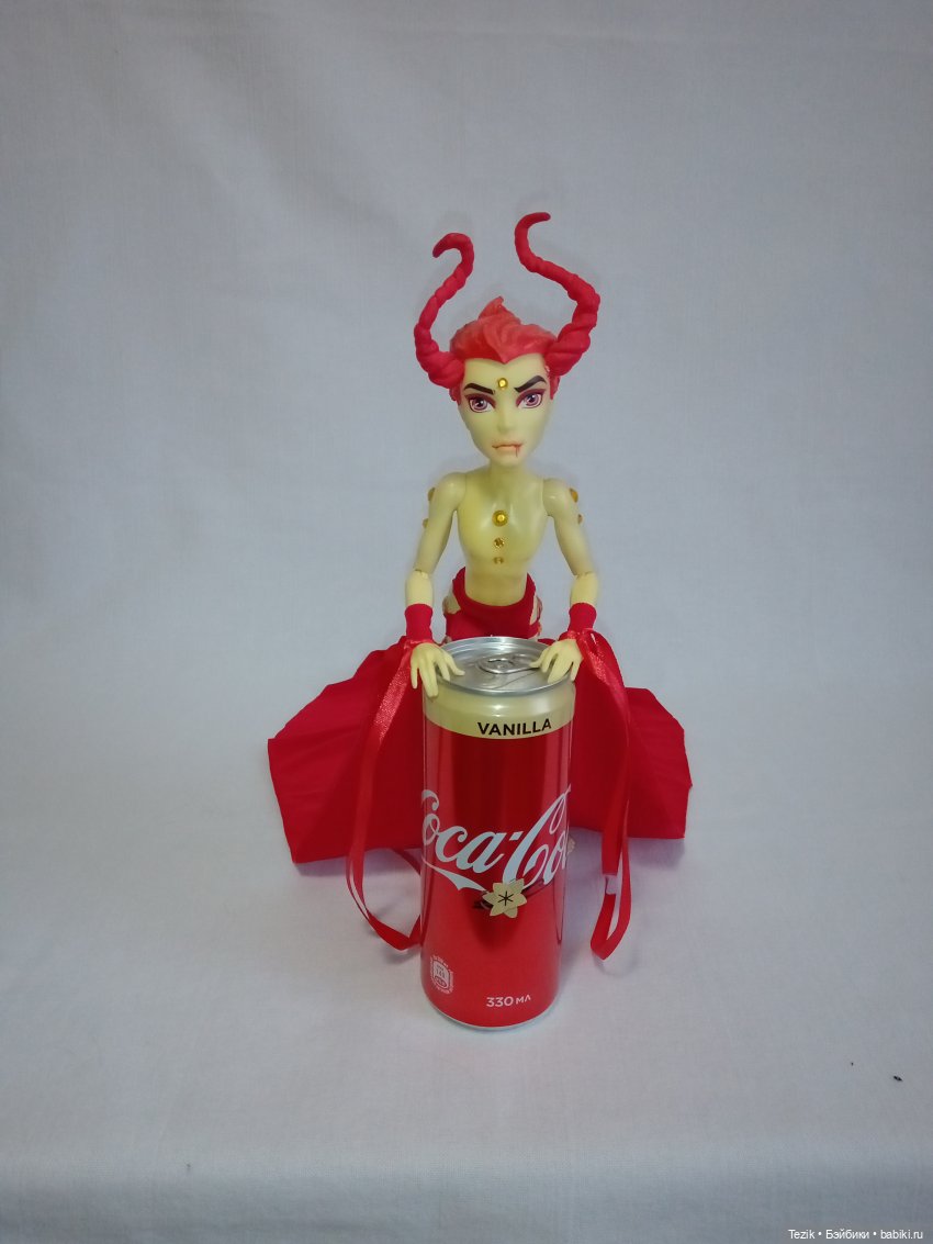 Бестрезен и банка Coca-Cola vanilla