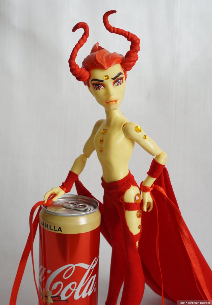 Бестрезен и банка Coca-Cola vanilla