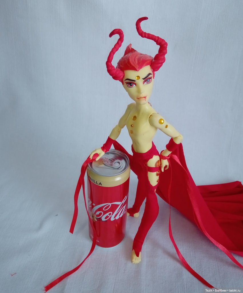 Бестрезен и банка Coca-Cola vanilla