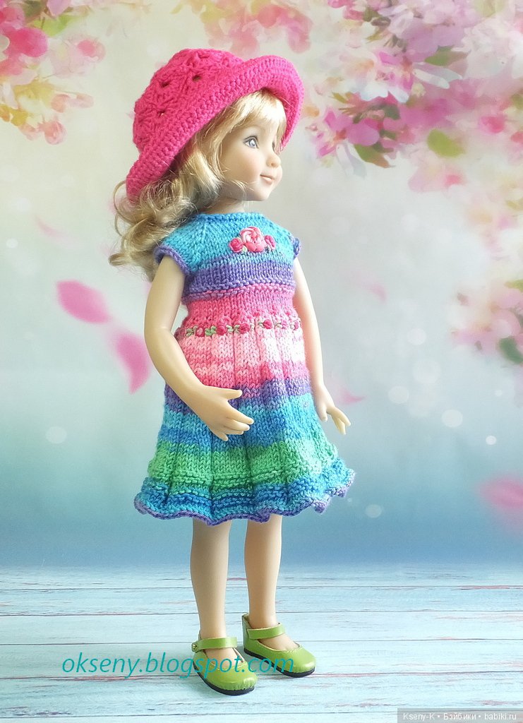 Улыбчивая девочка представляет (фото 2)