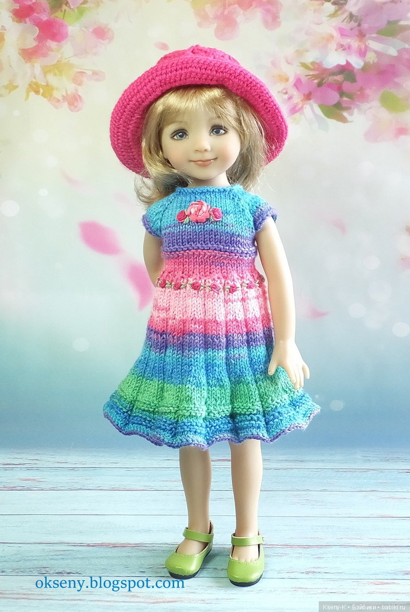 Улыбчивая девочка представляет