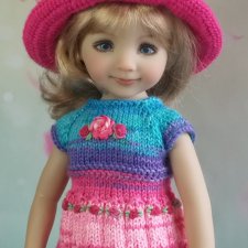 Улыбчивая девочка представляет