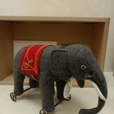 Слоник на колёсах Margarete Steiff