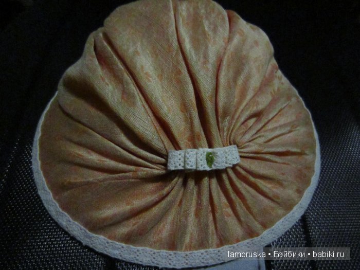 Шляпка обтянута натуральным галстучным шелком.Думаю-необходимо пришить ей ленты,чтоб завязывать под подбородком