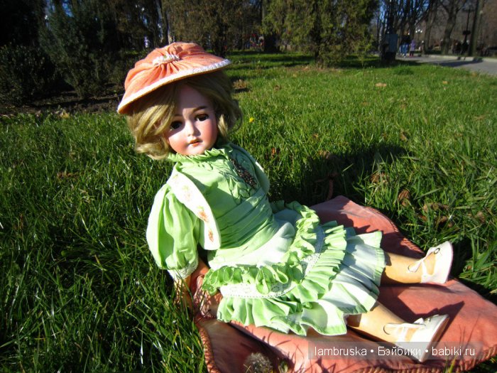 Адель любит петь и булочки с сахаром и корицей.А как-же ведь она дочь булочника!