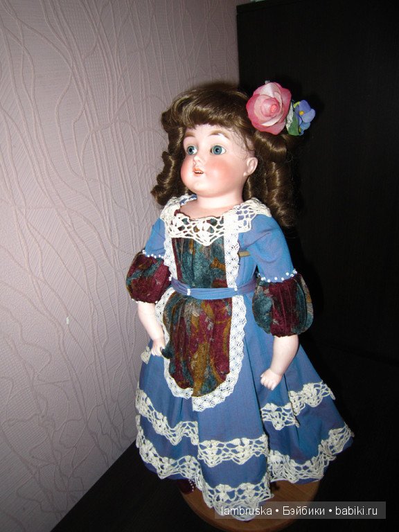 Платье сшито из хлопка в цвет глаз с тливом,украшено хб кружевом и гофрированным мной галстучным шелком.Все ткани винтажные