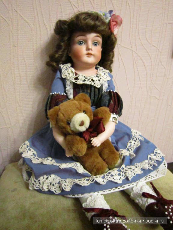 Туфельки-кожа.Цветы в волосах-сделаны мной из шелка.