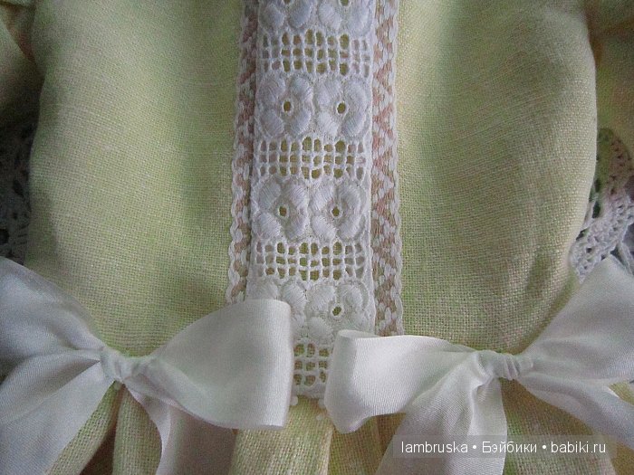 лиф украшен небольшой вставкой  из шитья