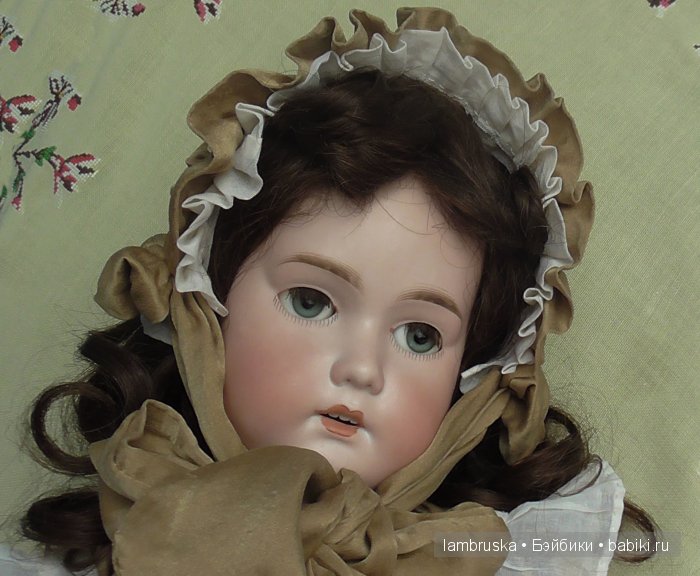 А если говоришь-я занята,она будет смотреть вот ТАК,пока не нарисуешь ей этого жирафа)))