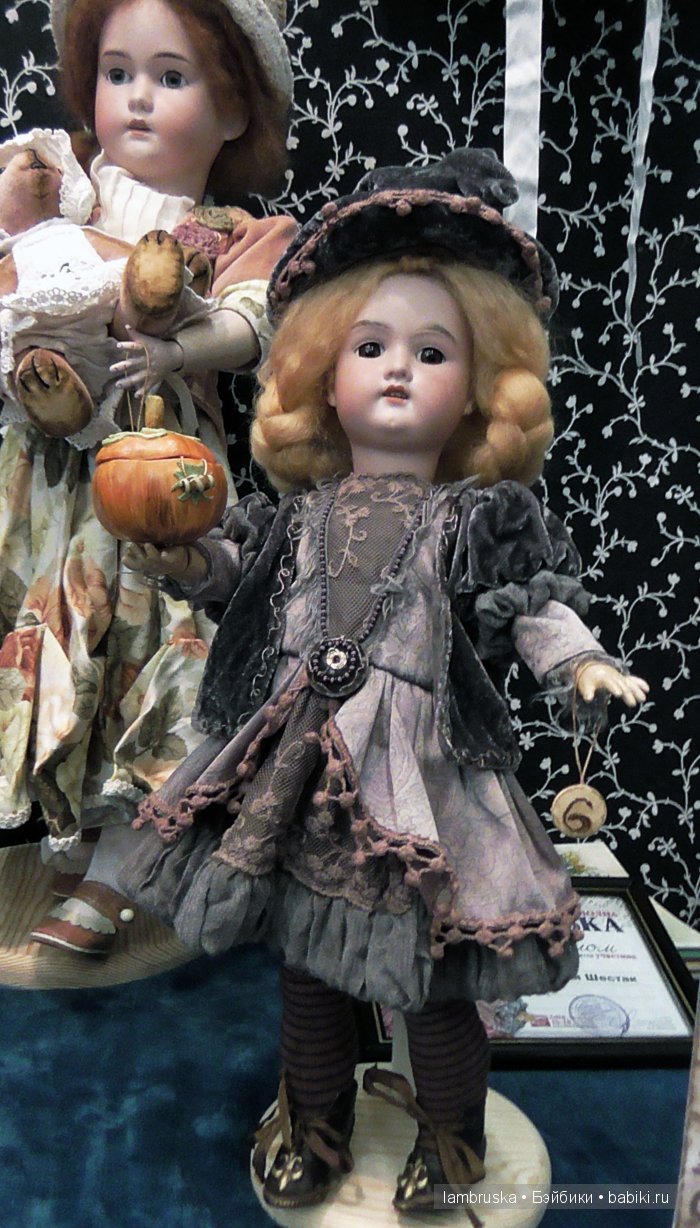 На следующий день в костюм ведьмы переоделась другая Флородора