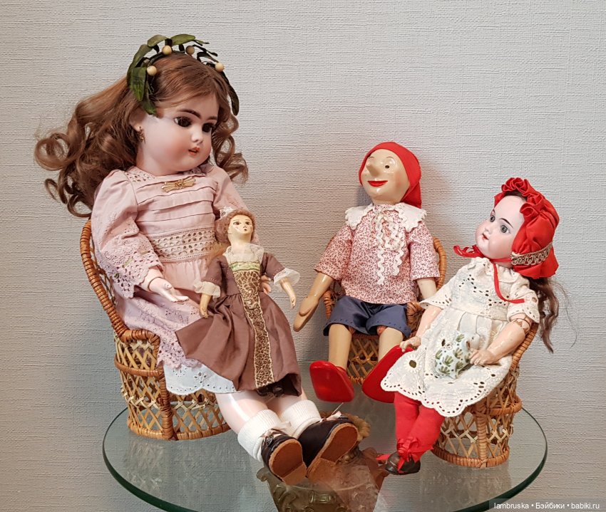 Он прекрасно проводит время с моими куклами в ожидании отправки к своей маме)))