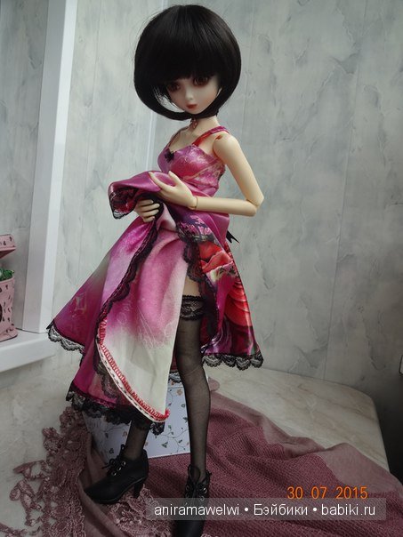 смотрит не перекосилась ли на чулке стрелка)))