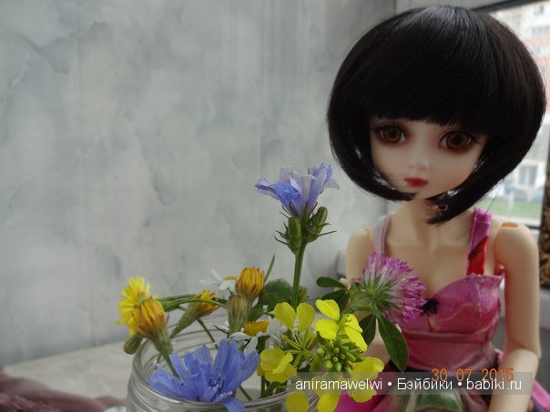 цветы нарвали во время фотосессиии на набережной и вот... пригодились:)