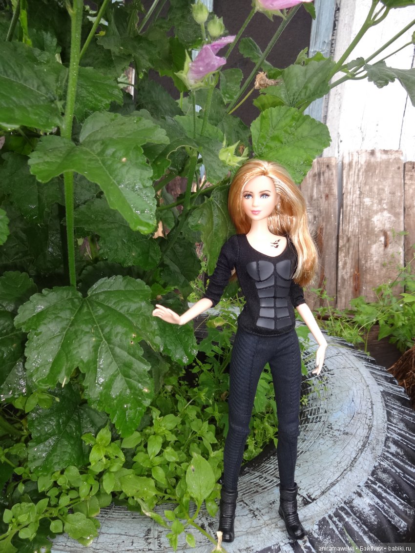 Tris - Divergent Barbie Collector (фото 2)