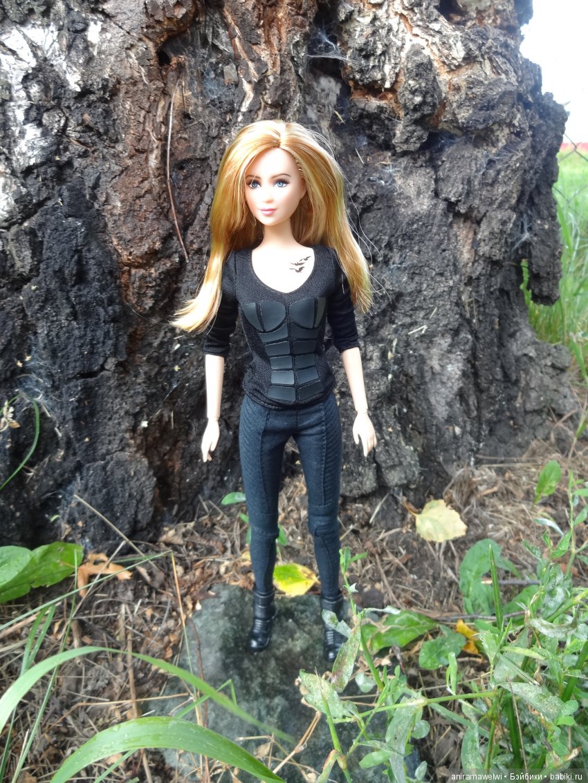 Tris - Divergent Barbie Collector (фото 10)