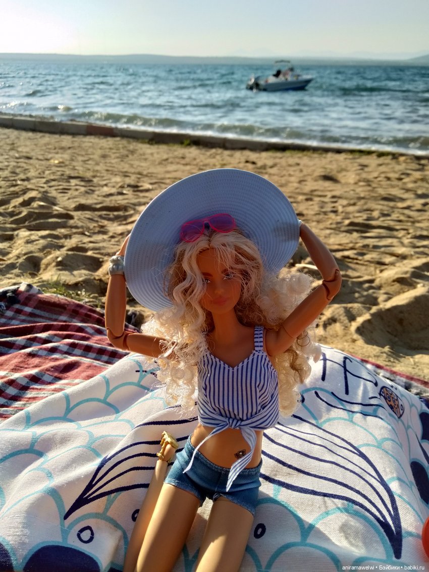 Эффектна куколка на берегу моря