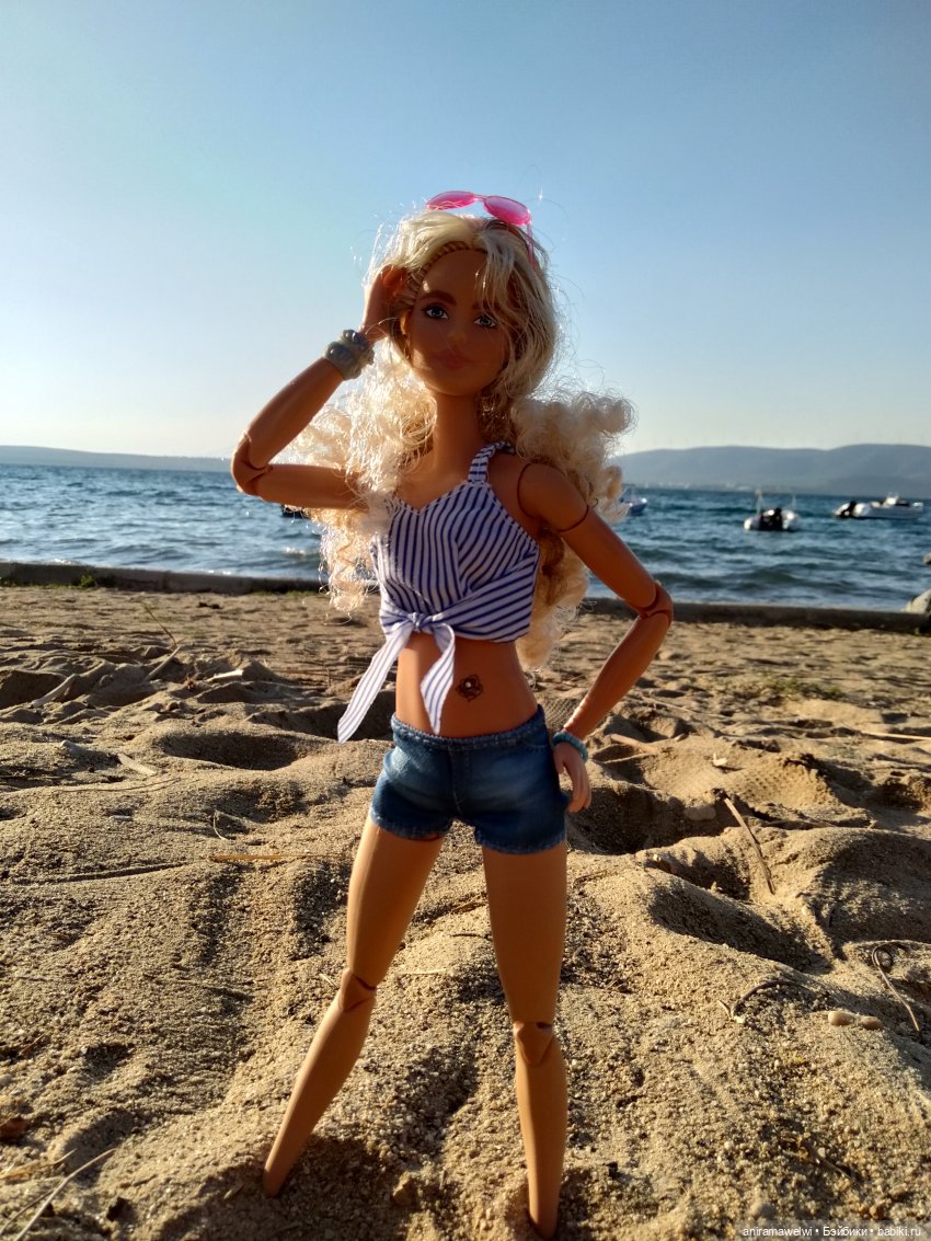 Эффектна куколка на берегу моря
