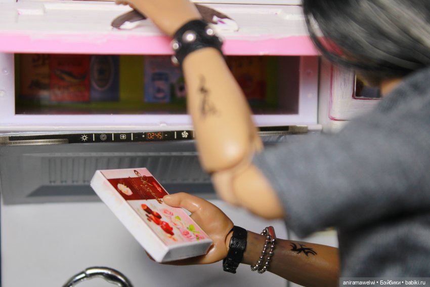 Карина открывает свои тайны, Громов нервно курит в сторонке