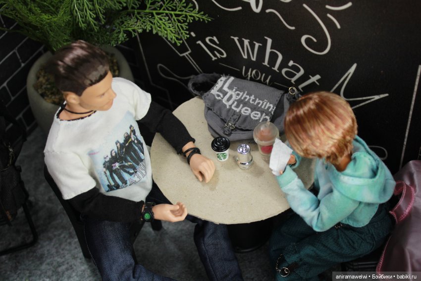 В кафе — Кукольные фотоистории и сериалы: комиксы