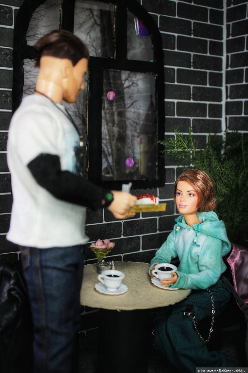 Громова посвещают в дело с краденой гитарой