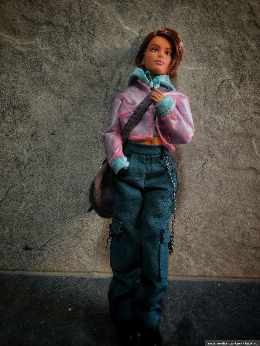 Громова посвещают в дело с краденой гитарой