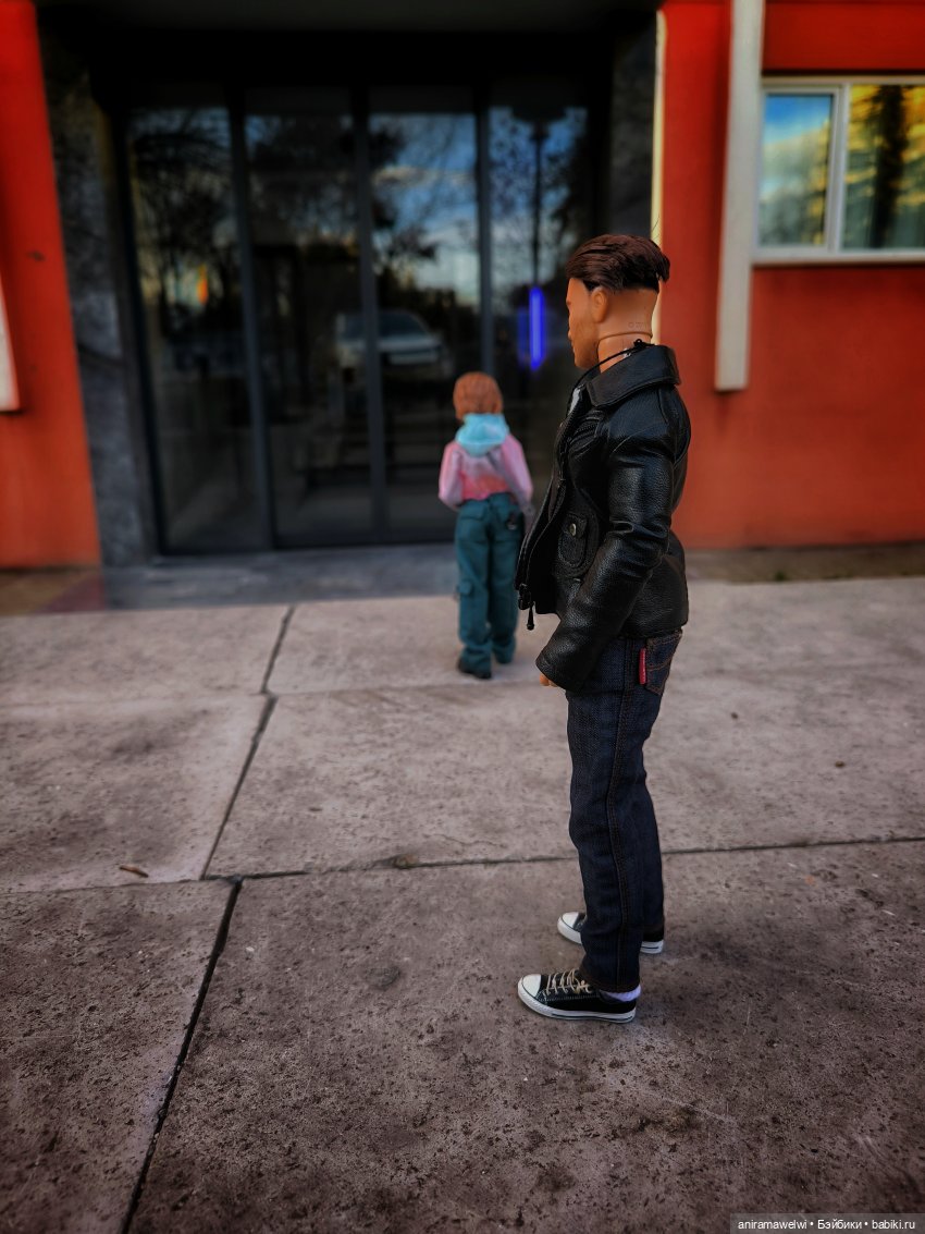 Громова посвещают в дело с краденой гитарой