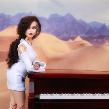 Карина за роялем