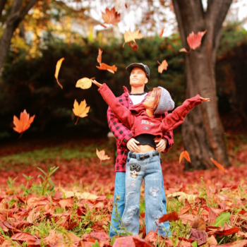 Саша и Женя. Прогулка в осеннем парке