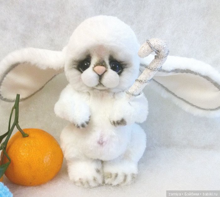 Снежка - помощник Деда Мороза, авторская игрушка ручной работы (фото 2)