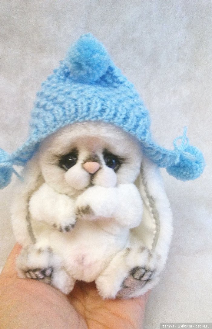 Снежка - помощник Деда Мороза, авторская игрушка ручной работы (фото 4)