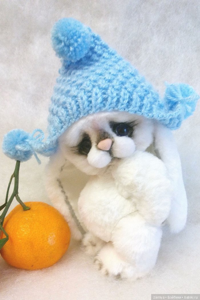 Снежка - помощник Деда Мороза, авторская игрушка ручной работы (фото 3)