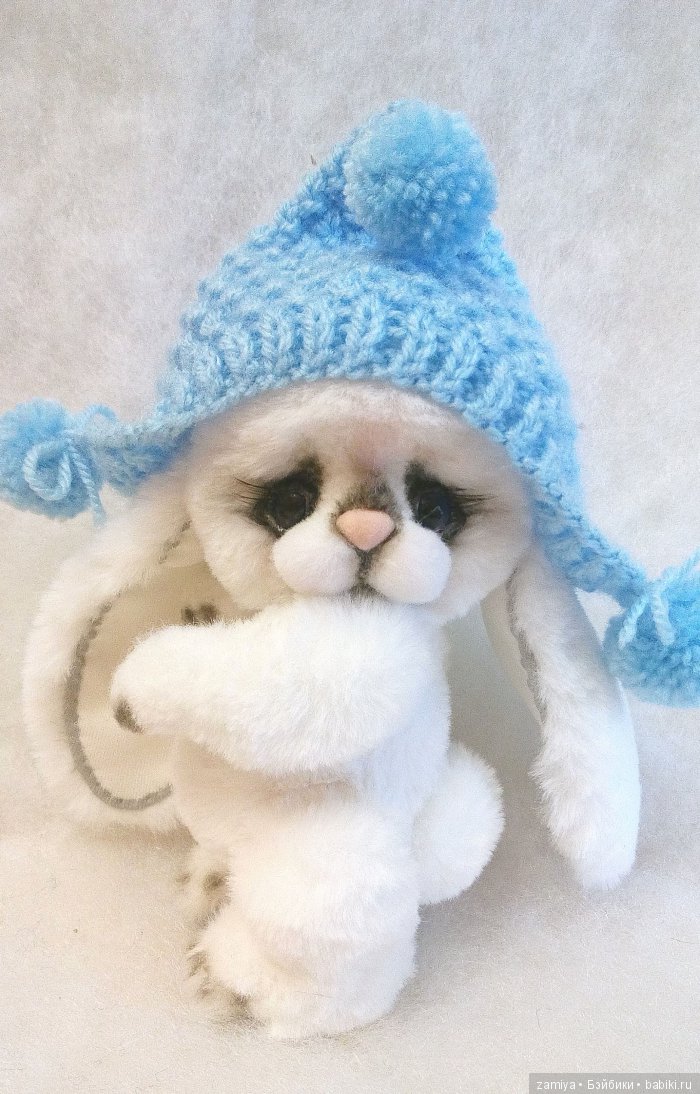 Снежка - помощник Деда Мороза, авторская игрушка ручной работы (фото 6)