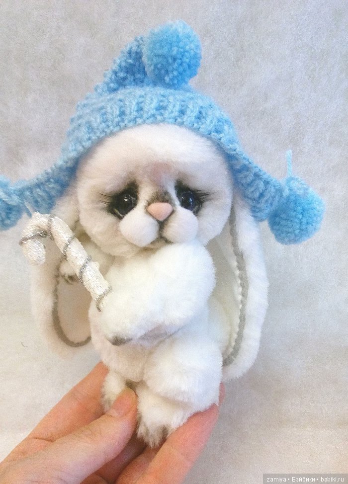 Снежка - помощник Деда Мороза, авторская игрушка ручной работы (фото 7)